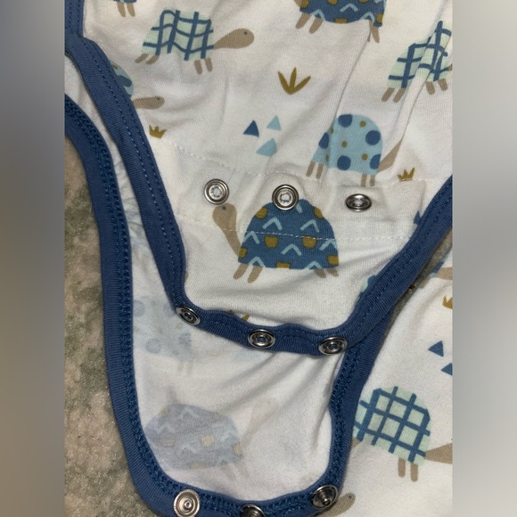 4 piece baby matching turtle set. Size 0-3 months. Worn once. Blanket NWT - Picture 4 of 7